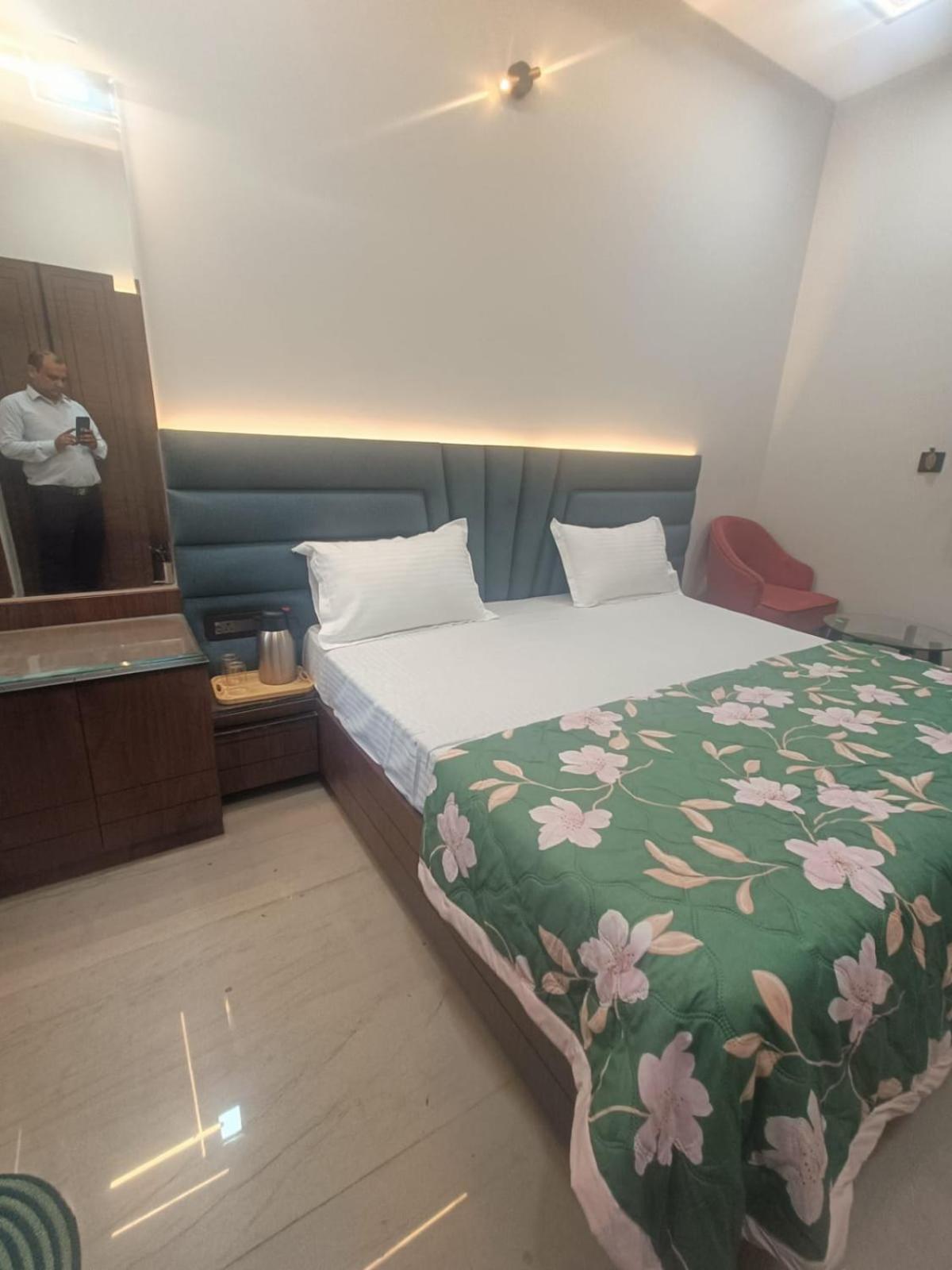 Hotel Sadhana Palace Mathura Exterior foto